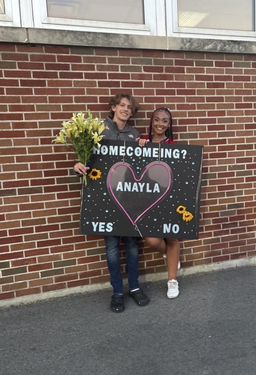 Landon Smith asking Anayla Thompson to Homecoming 